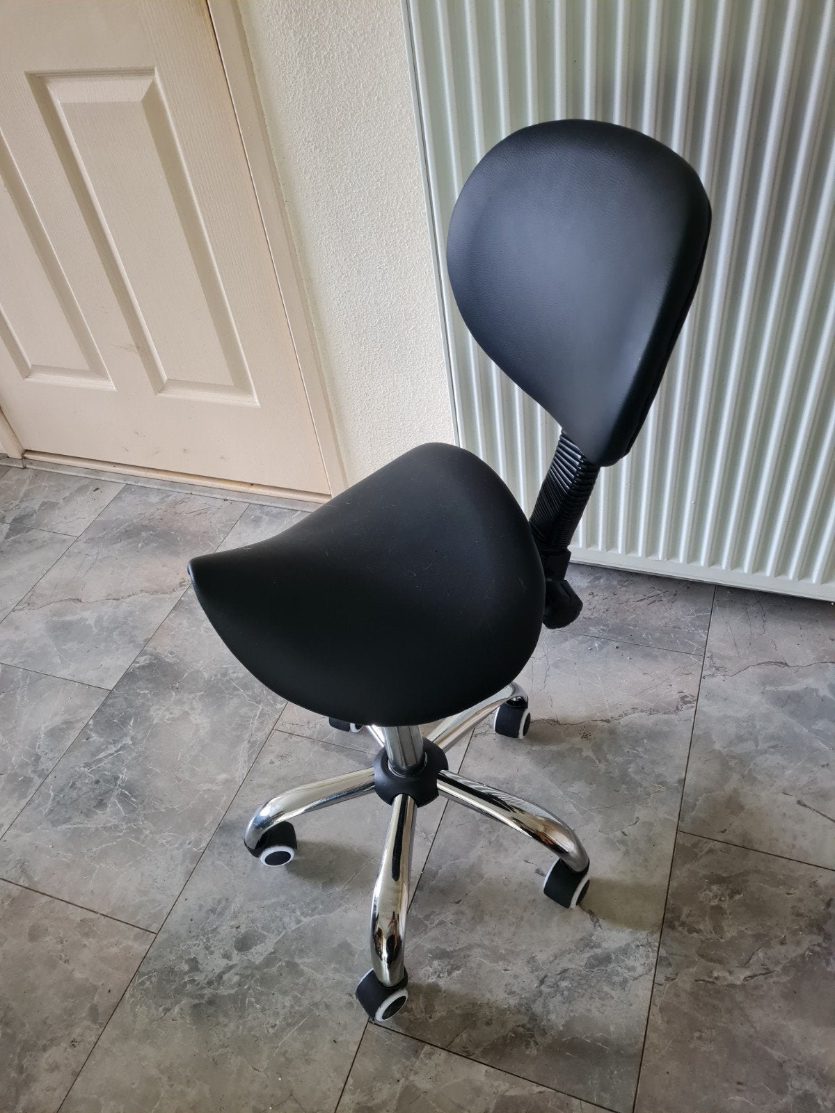 Zwarte ergonomische zadelkruk met rugleuning, Ophalen, Zwart, Zo goed als nieuw, Bureaukruk