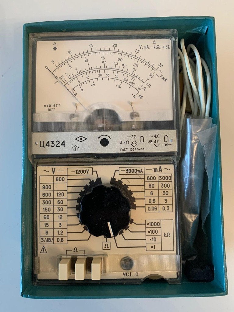 Vintage ex-Soviet Unie multimeter jaren 1977, Antiek en Kunst, Antiek | Gereedschap en Instrumenten, Ophalen of Verzenden