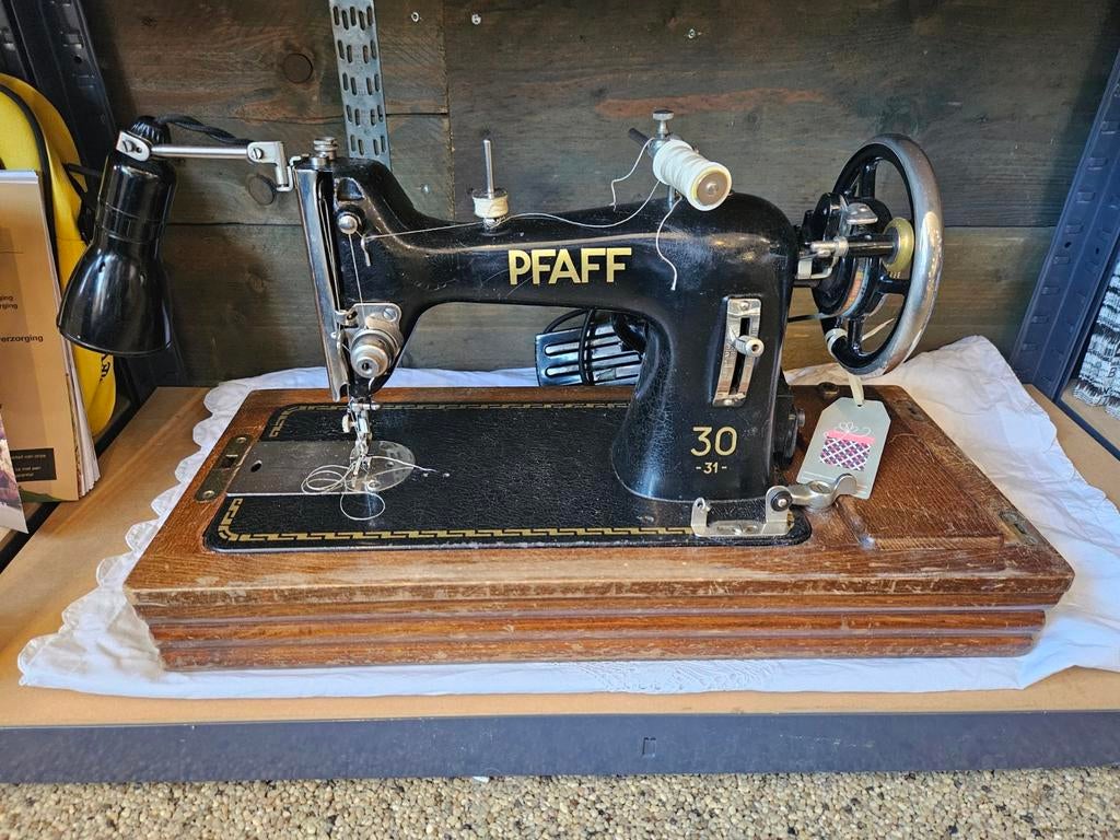 Werkende Pfaff naaimachine uit 1930 met voetpedaal en kap, Antiek en Kunst, Antiek | Naaimachines, Ophalen