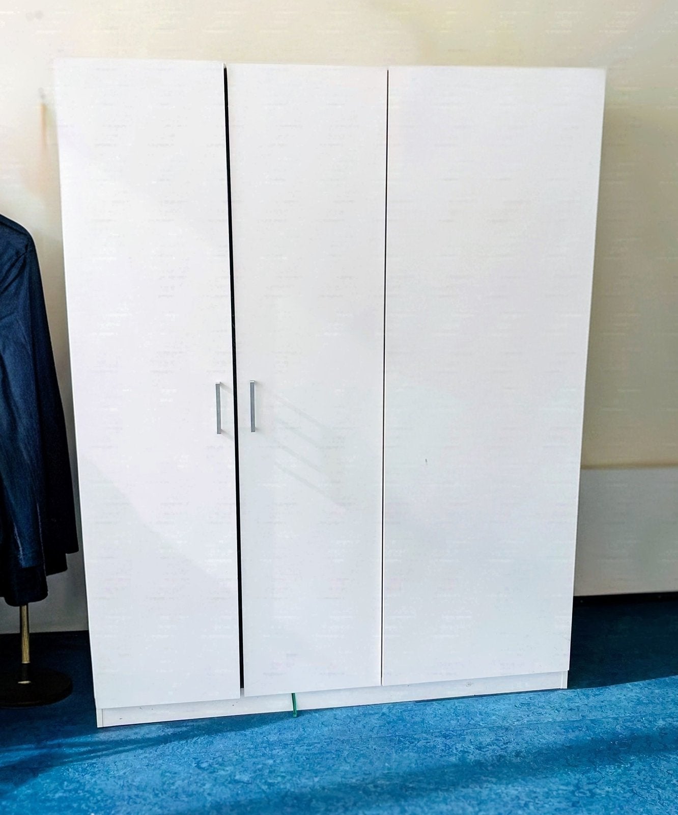 Witte kleing kast 3 deuren, Ophalen, Met deur(en), 100 tot 150 cm, 200 cm of meer