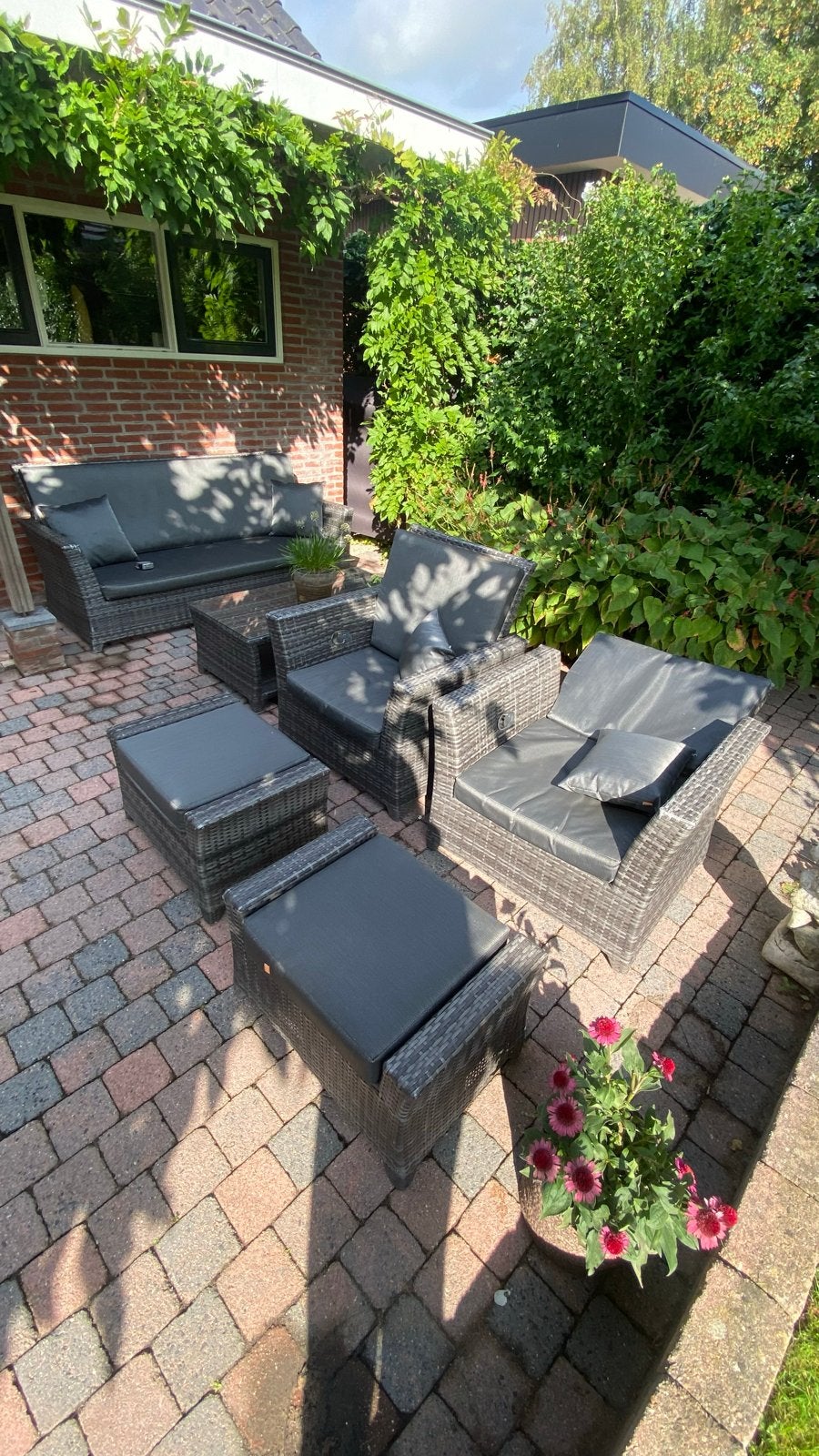 Foto 4 van Complete Loungeset: 3-zitsbank,2 fauteuils, tafel ,2 hockers