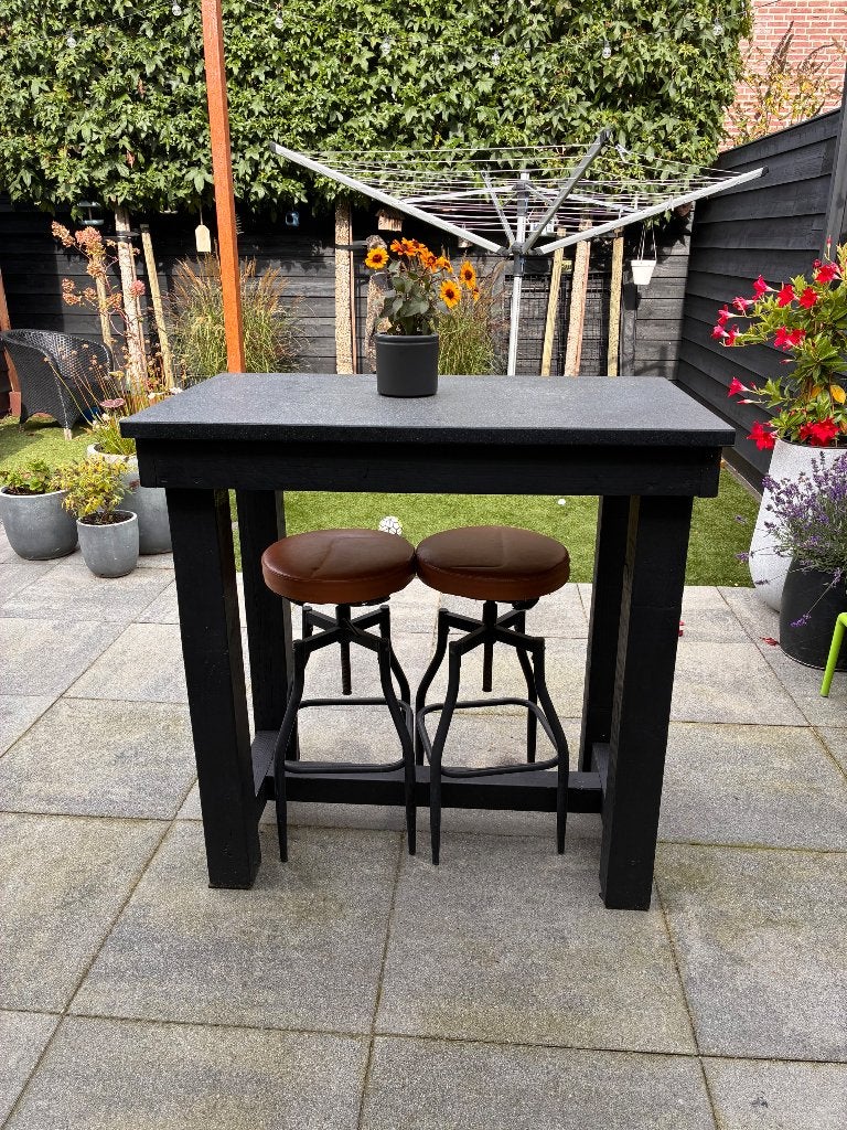 Leuke bartafel met natuursteenblad voor buiten