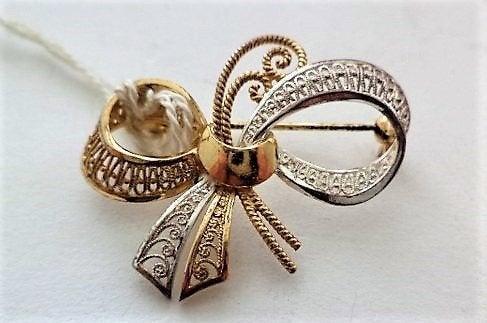 Prachtige filigrain broche strik in zilver en goud (1846), Ophalen, Zo goed als nieuw, Goud, Overige materialen