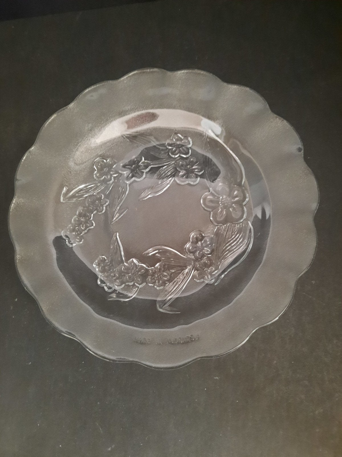 Glazen schaal met bloemmotief - Made in Indonesia, Antiek en Kunst, Ophalen of Verzenden