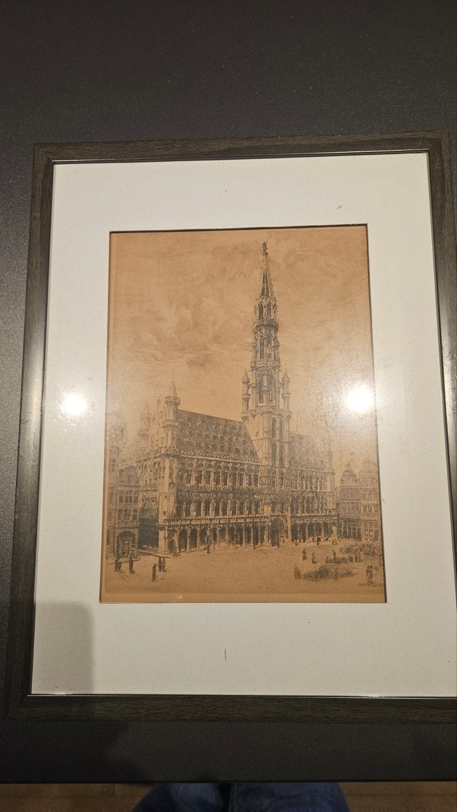 Ingelijste ets van het Stadhuis van Brussel - Gesigneerd, Antiek en Kunst, Ophalen of Verzenden, Ets, Lithografie, Gesigneerd