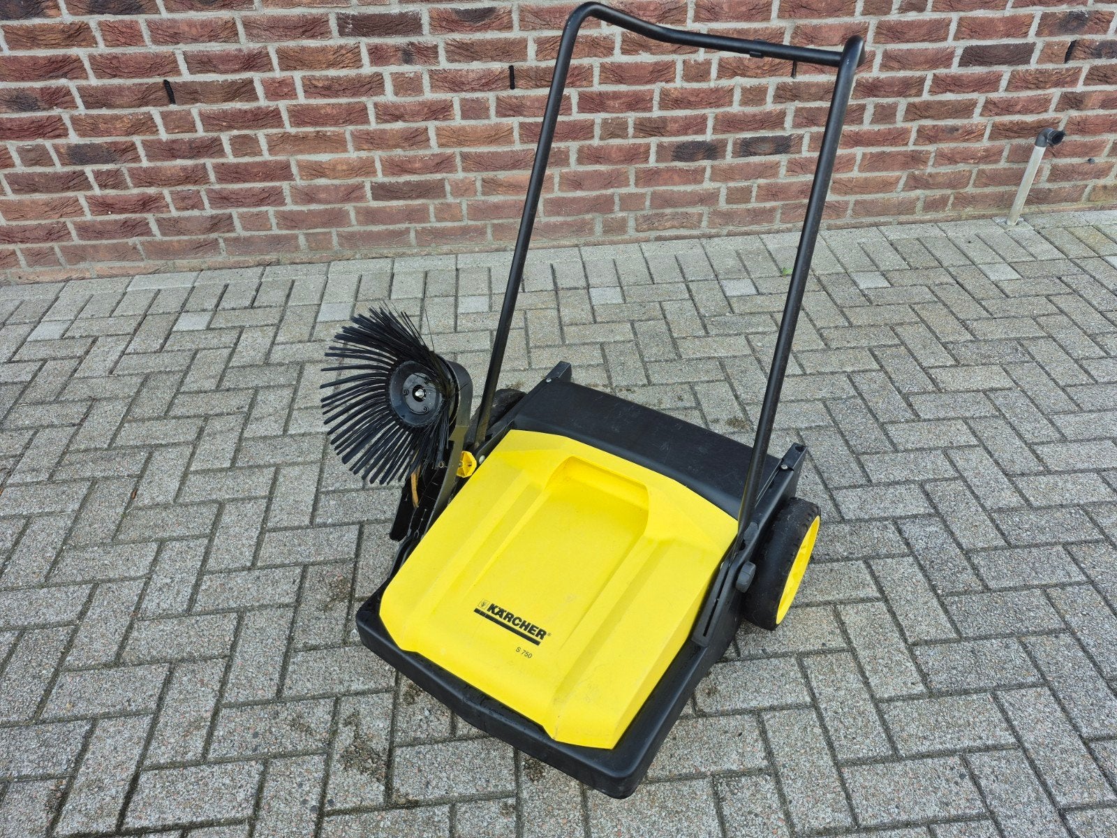 Zo goed als nieuwe Kärcher veegmachine, Ophalen