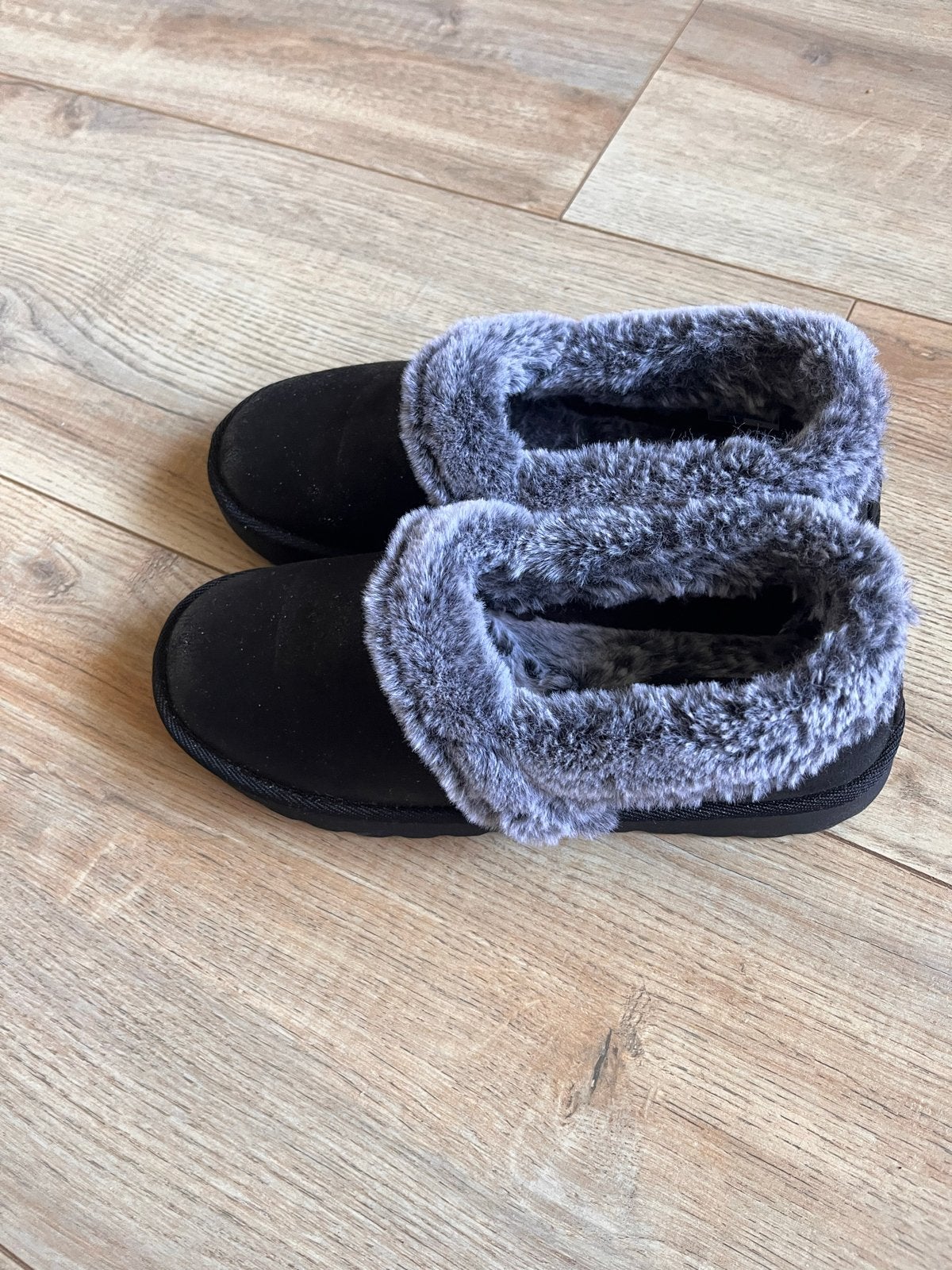 Skechers pantoffels met bontvoering - Maat 37, Ophalen, Zwart, Zo goed als nieuw, Pantoffels of Sloffen