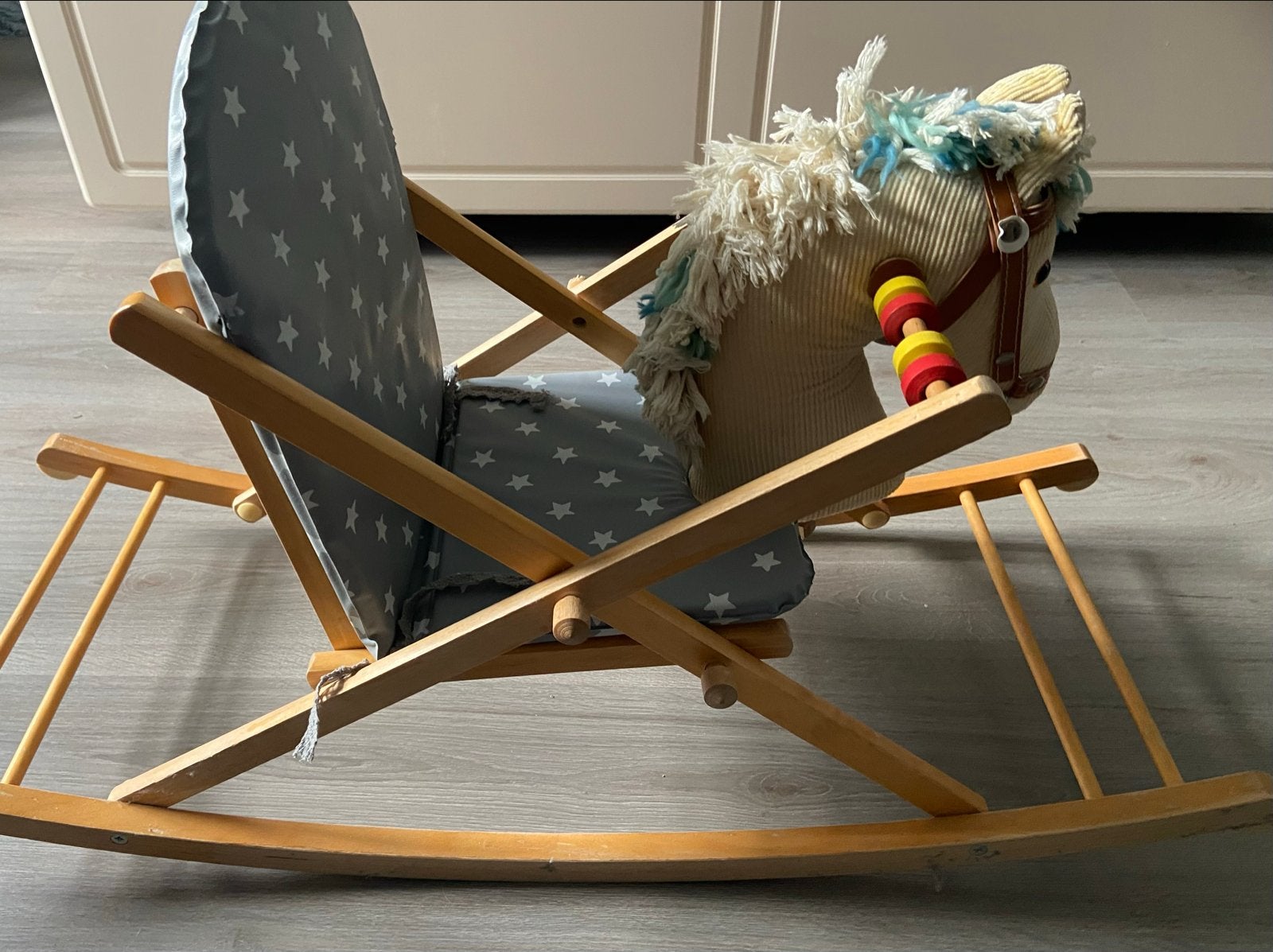 Houten schommelpaard met zitje en kussen, Ophalen of Verzenden, Gebruikt, Overige typen