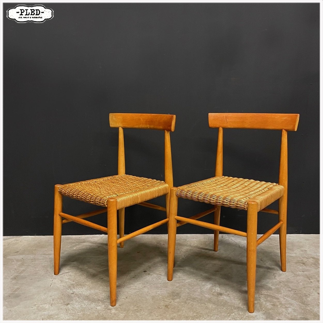 Set van twee beukenhouten stoelen, Krásná Jizba Vintage, Huis en Inrichting, Stoelen, Gebruikt, Twee, Hout, Riet of Rotan, Bruin