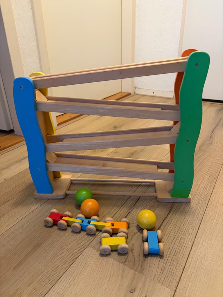 Houten knikkerbaan / autobaan met auto's en ballen, Kinderen en Baby's, Speelgoed | Houten speelgoed, Ophalen, Gebruikt, Overige typen