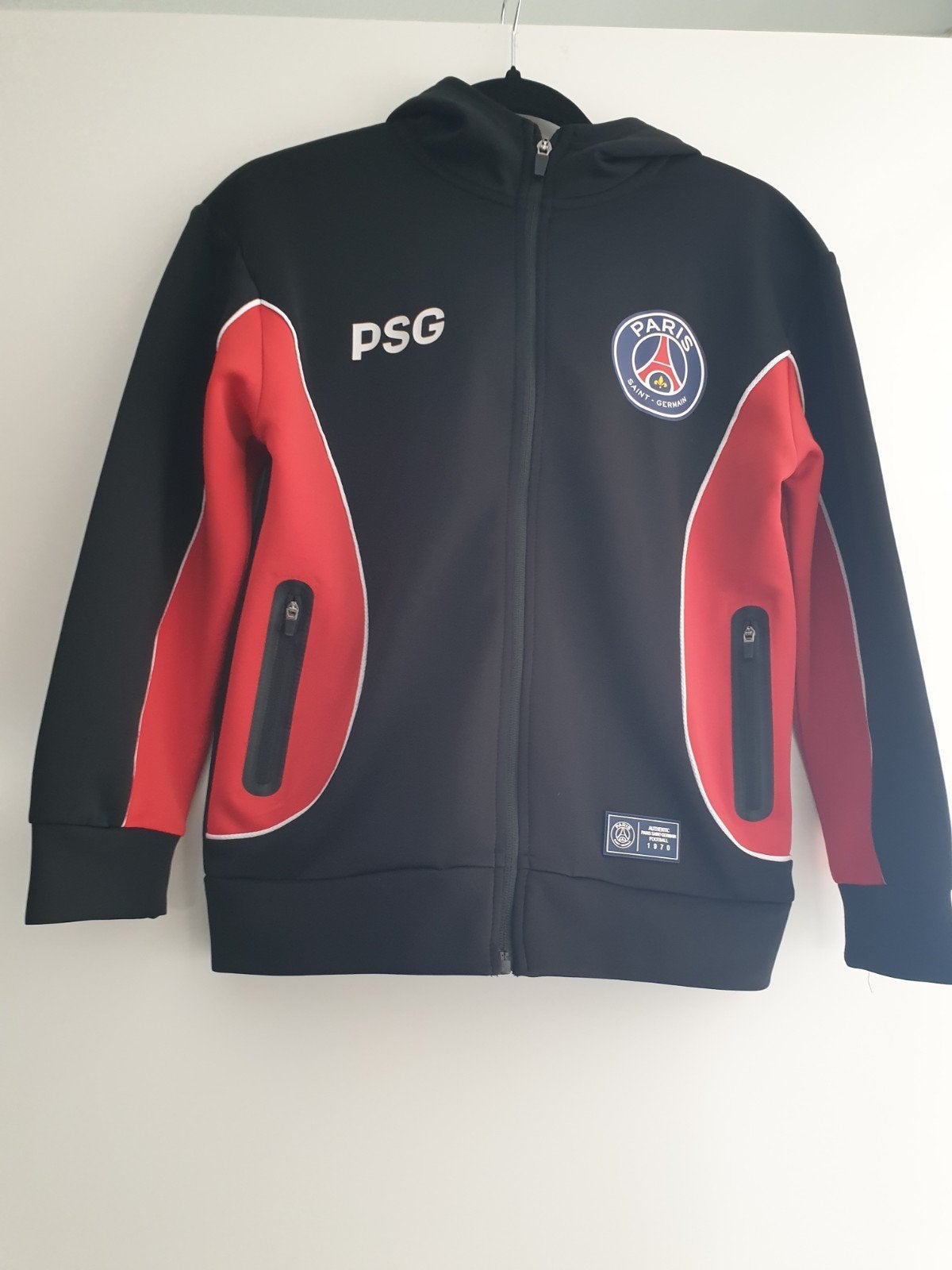 PSG Trainingsjack 2026 - Zwart/Rood - Maat 152 (11-12 jaar), Ophalen of Verzenden, Zo goed als nieuw, Jongen of Meisje, Jas