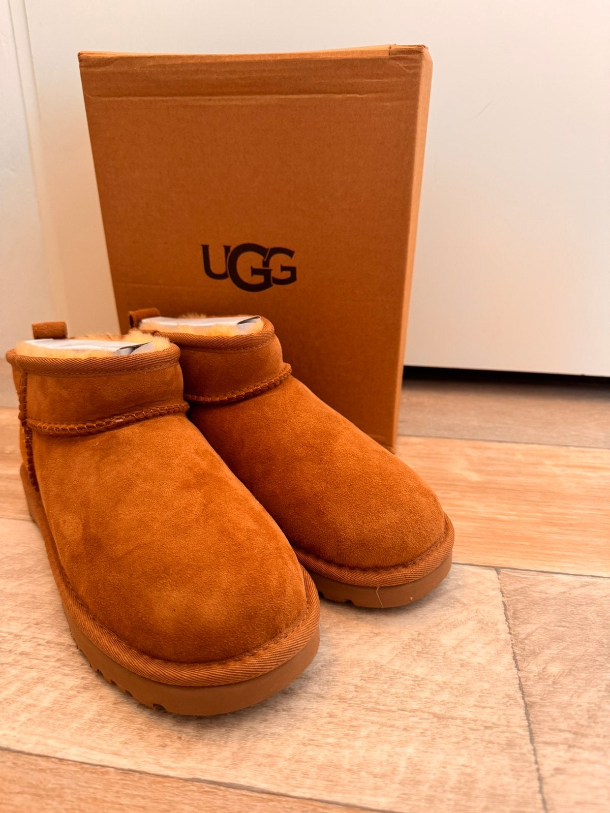 UGG classic ultra mini laarsjes chestnut, mt.37 en 38, Bruin, Lage of Enkellaarzen, Nieuw, Ophalen of Verzenden