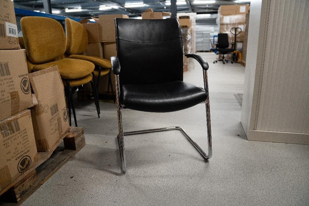 Moderne vergaderstoelen – Zwart leer – Chroom sledeframe, Huis en Inrichting, Stoelen, Ophalen, Gebruikt, Zwart, Moderne vergaderstoelen – Zwart leer – Chroom sledeframe