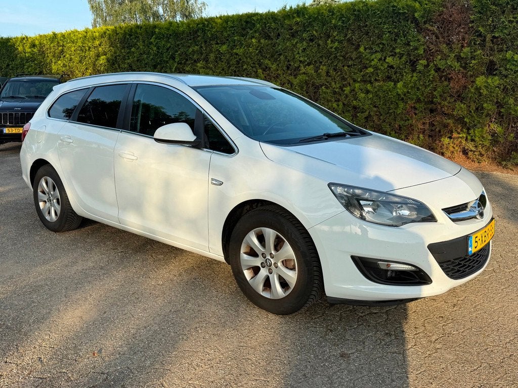 Opel Astra Sports Tourer 1.4 Business + Airco/Scherm Navigat, Auto's, Voorwielaandrijving, Euro 5, Gebruikt, 4 cilinders
