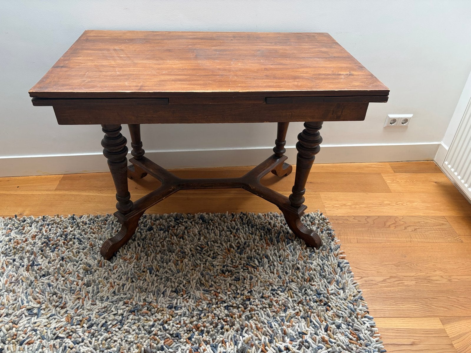 Antieke uitschuifbare tafel met sierlijke poten, Ophalen