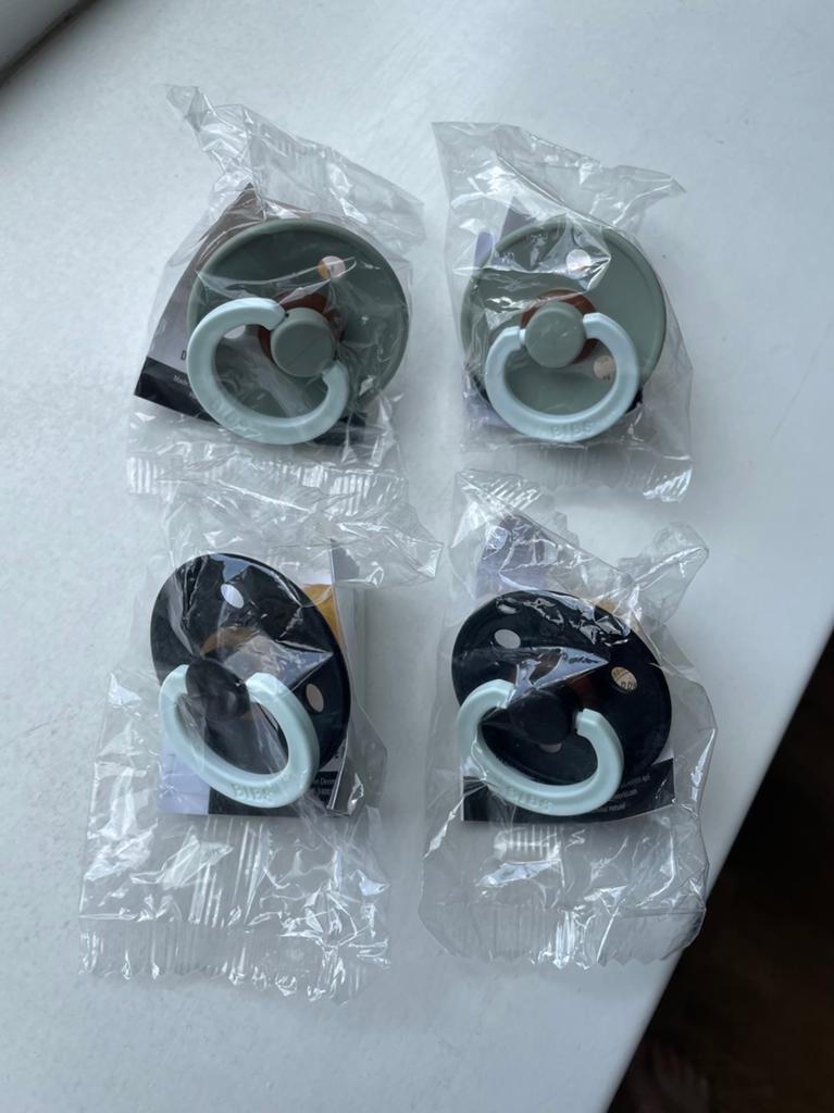 4 Bibs glow in the dark spenen maat 1, Ophalen of Verzenden, Nieuw