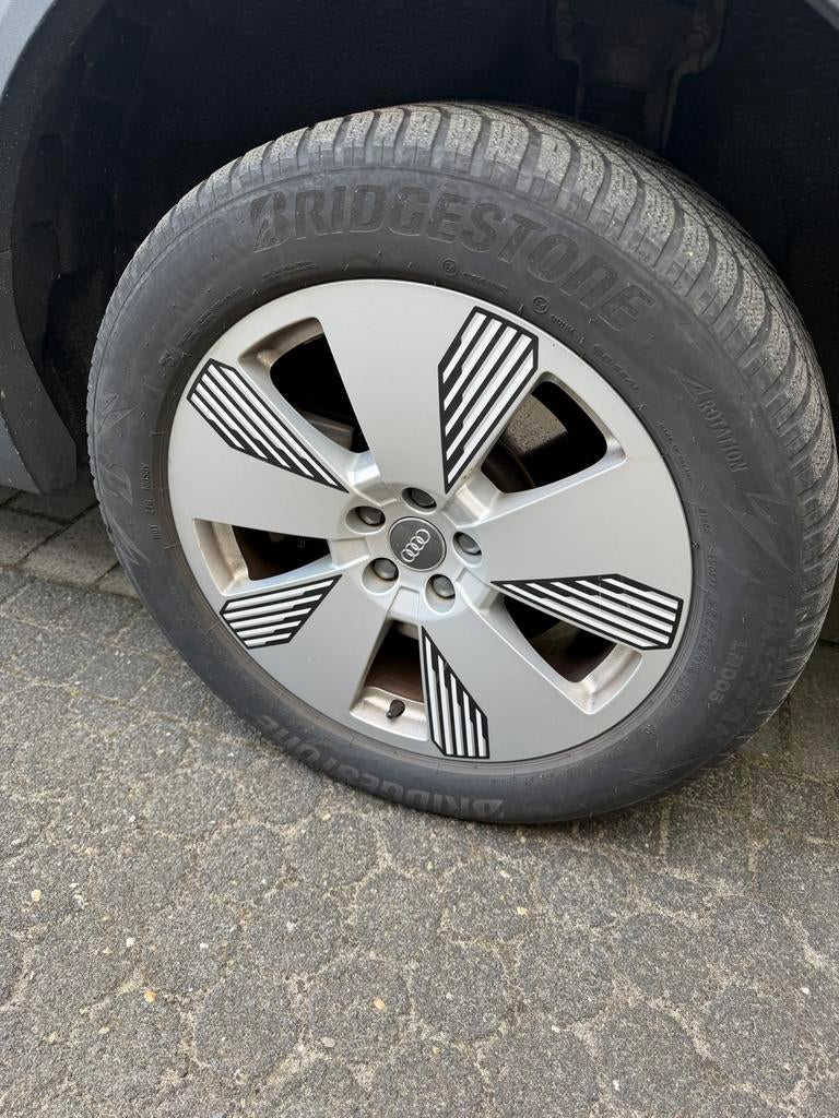 Audi velgenset met versleten banden, Auto diversen, Wieldoppen, Ophalen, Zo goed als nieuw