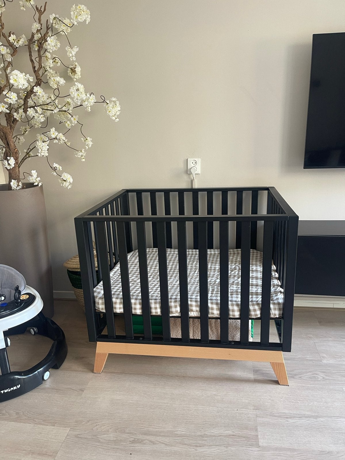 Zwarte baby box met matras en boxkleed, 3 standen, Ophalen of Verzenden, Gebruikt, Vierkant, In hoogte verstelbaar