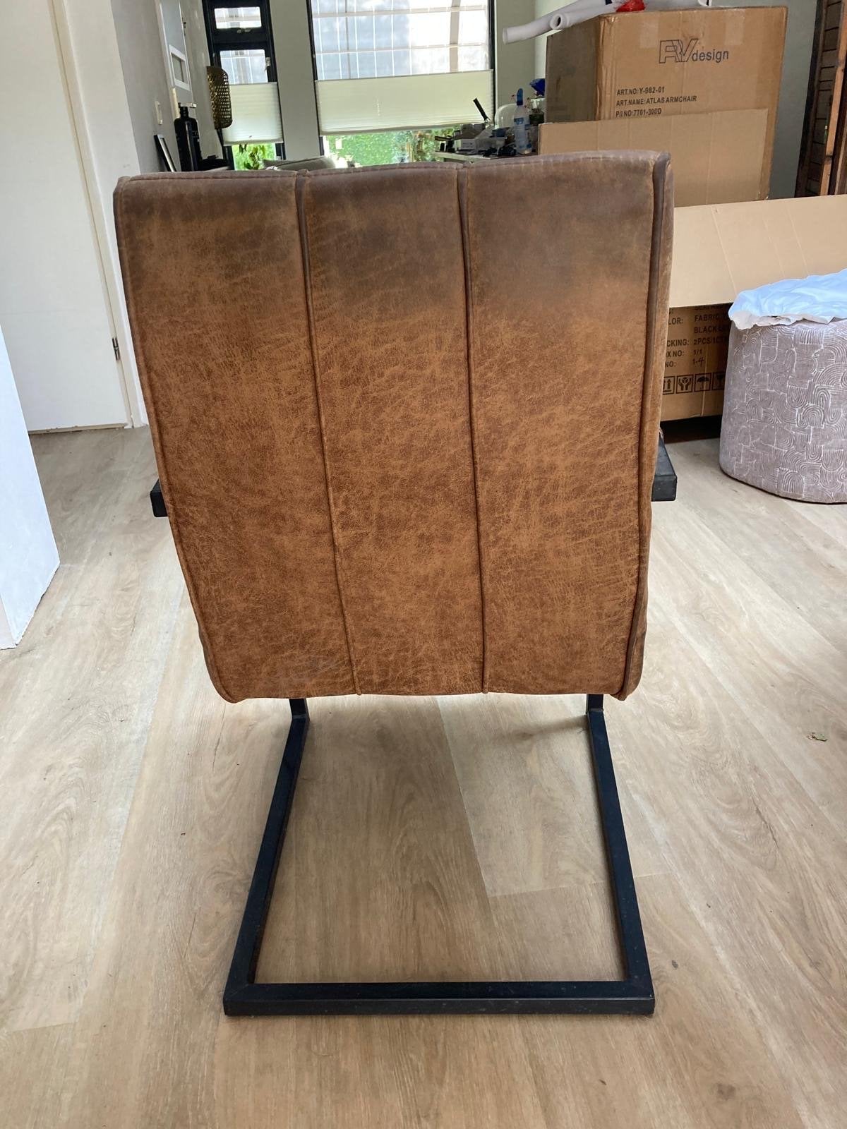 2x Moderne eetkamerstoel met armleuningen - bruin leerlook, Huis en Inrichting, Stoelen, Ophalen, Bruin, Zo goed als nieuw, Metaal