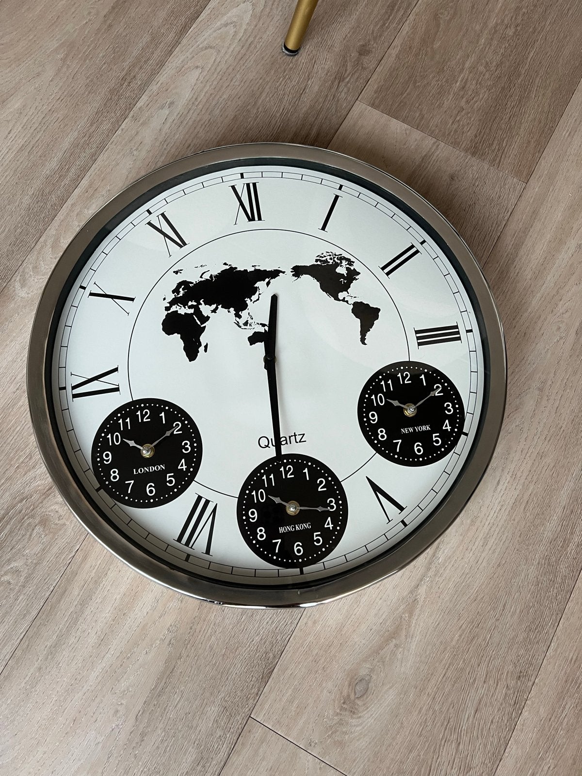 Grote wandklok met wereldkaart en meerdere tijdzones, Ophalen, Analoog, Werkt op batterijen, Zilver