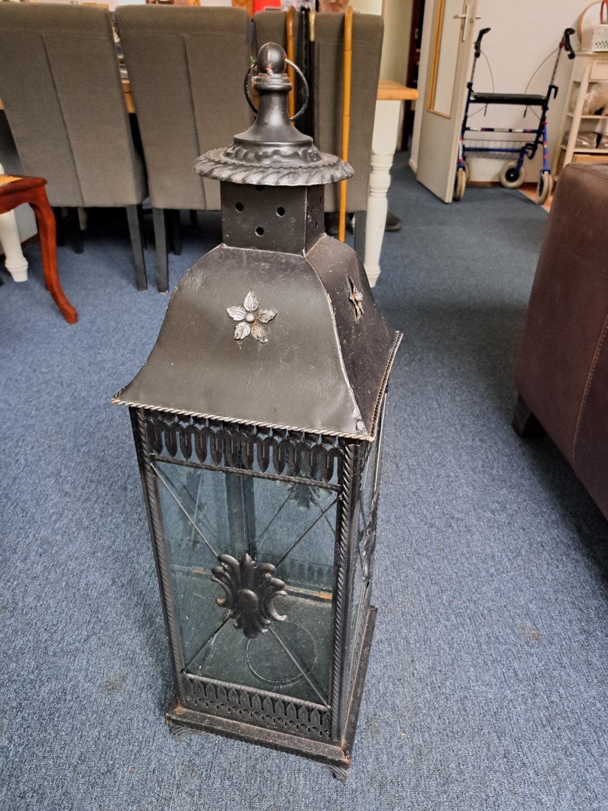 Grote zwarte metalen lantaarn, Huis en Inrichting, Woonaccessoires | Kandelaars en Kaarsen, Ophalen of Verzenden, 90 cm