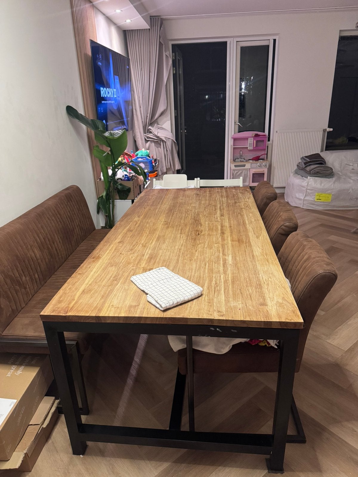 Houten eettafel, met bank en stoelen, Ophalen, Zo goed als nieuw, 4 tot 6 stoelen