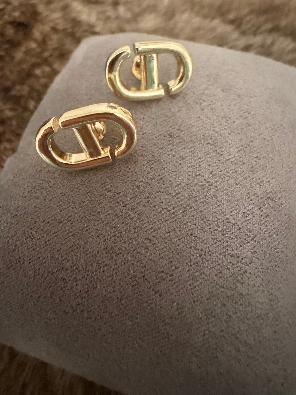 Dior Oorbellen - Elegante CD Studs, Overige materialen, Ophalen of Verzenden, Zo goed als nieuw, Knopjes of Stekers