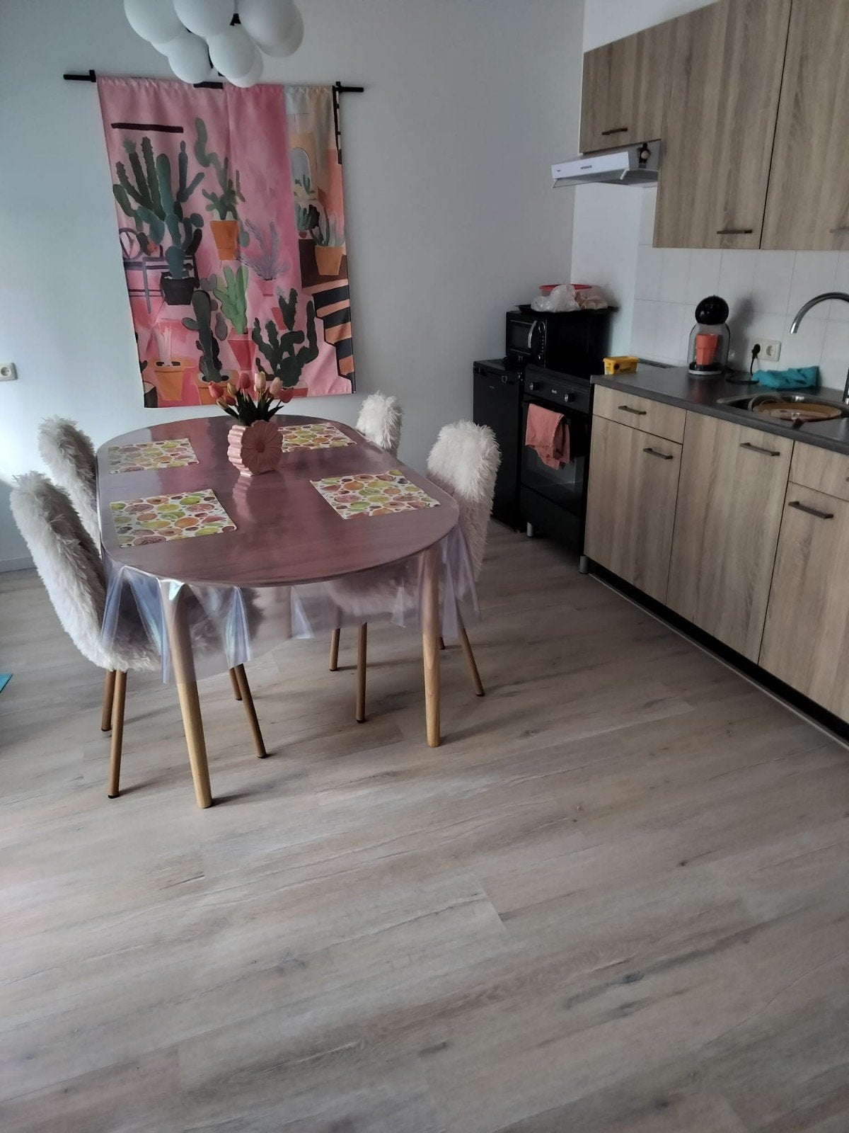 eettafel met 4 stoelen - Zo goed als nieuw