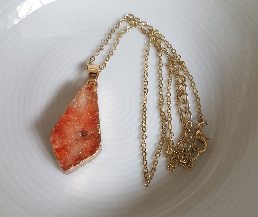 Minimal Druzy Ketting Goldplated Peach., Sieraden, Tassen en Uiterlijk, Kettingen, Verzenden, Nieuw, Steen of Mineraal, Verstelbaar