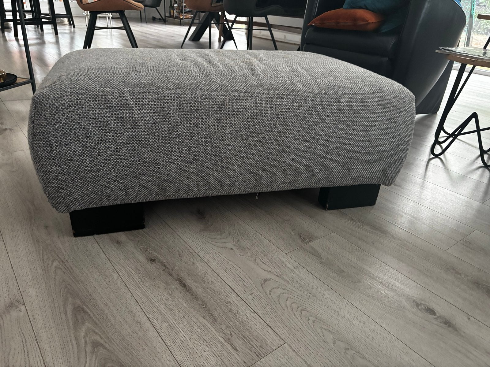 Grijze poef / hocker, Ophalen, 50 tot 75 cm, Zo goed als nieuw, 75 tot 100 cm