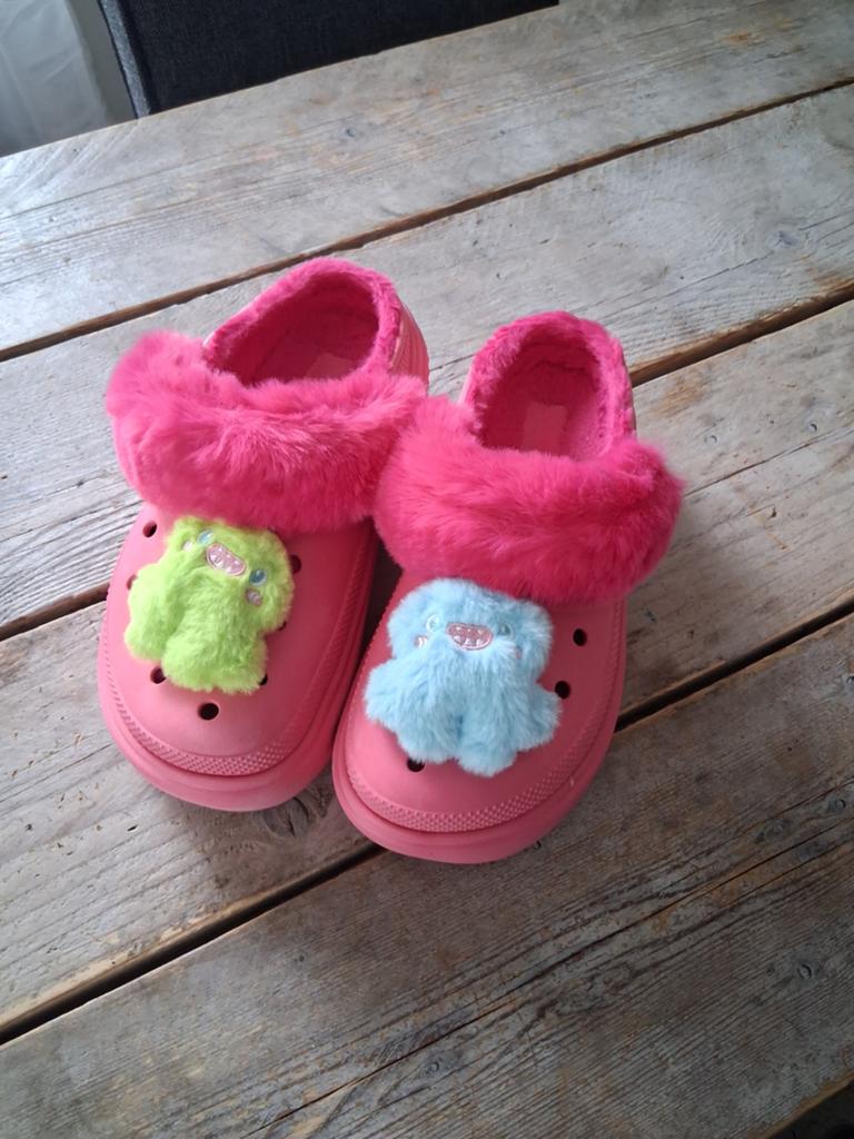 Roze Crocs met bont en leuke jibbits, Kleding | Dames, Schoenen, Ophalen