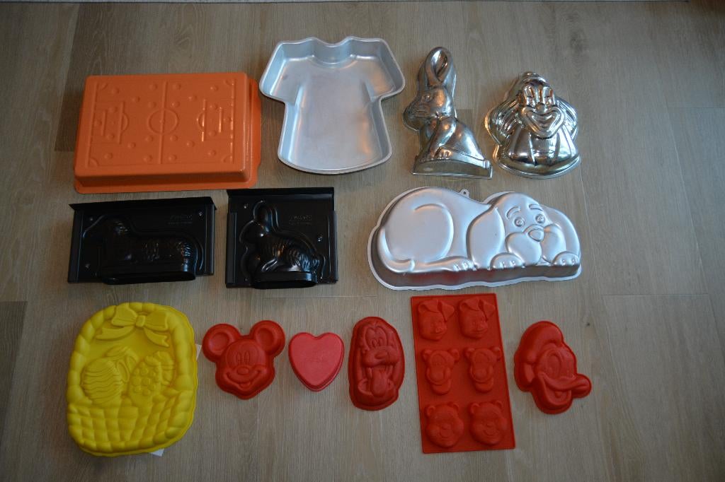 13 bakvormen met kindermotieven, Ophalen of Verzenden, Zo goed als nieuw, Taarten of Cupcakes, Bakvorm