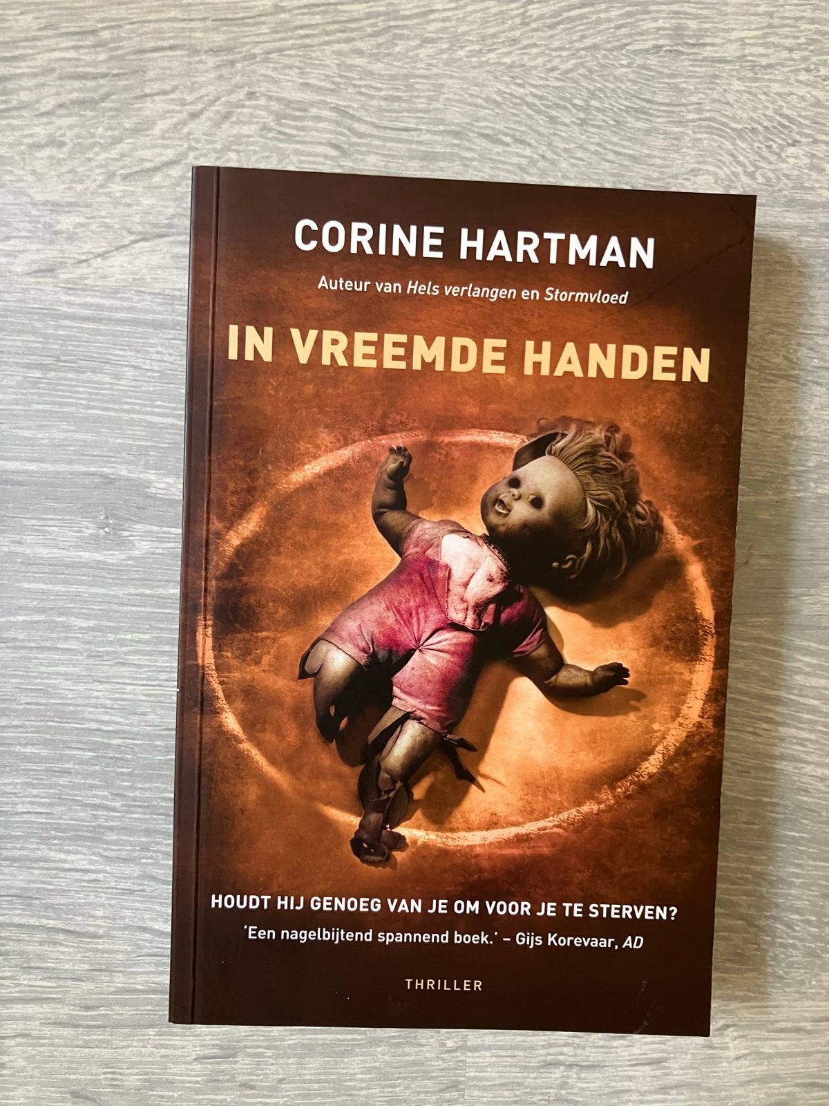 In Vreemde Handen - Corine Hartman (Thriller), Ophalen of Verzenden, Zo goed als nieuw, Nederland
