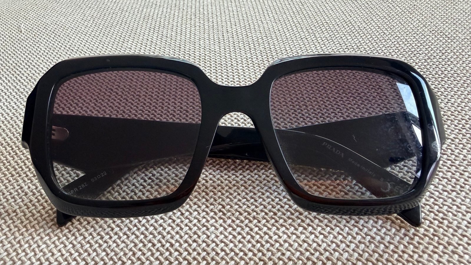 Nieuwe Prada Zonnebril - Stijlvol en Ongebruikt, Zonnebril, Prada, Zwart, Nieuw