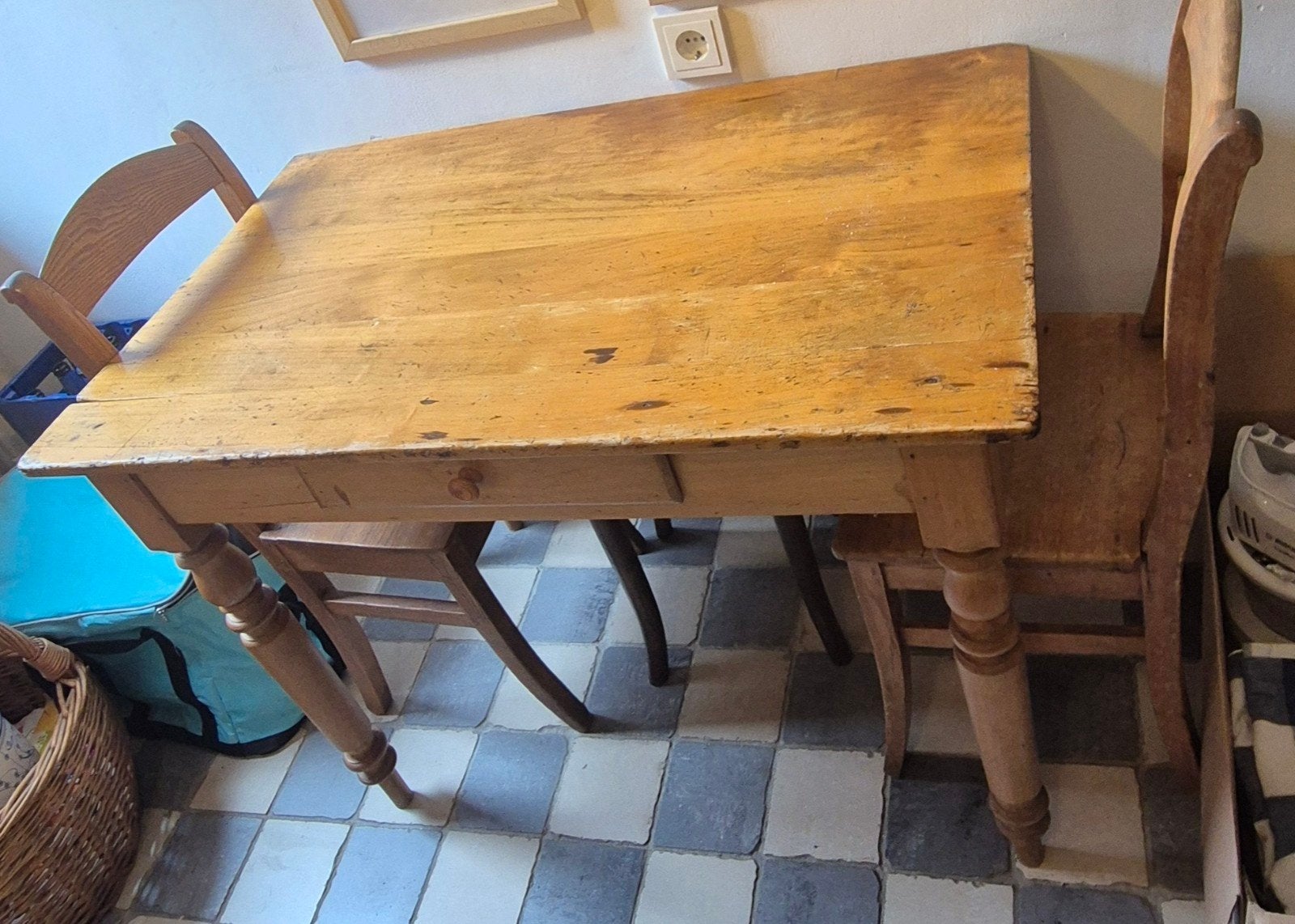 Frans landelijk brocante tafeltje met 2 bijpassende stoelen, Ophalen