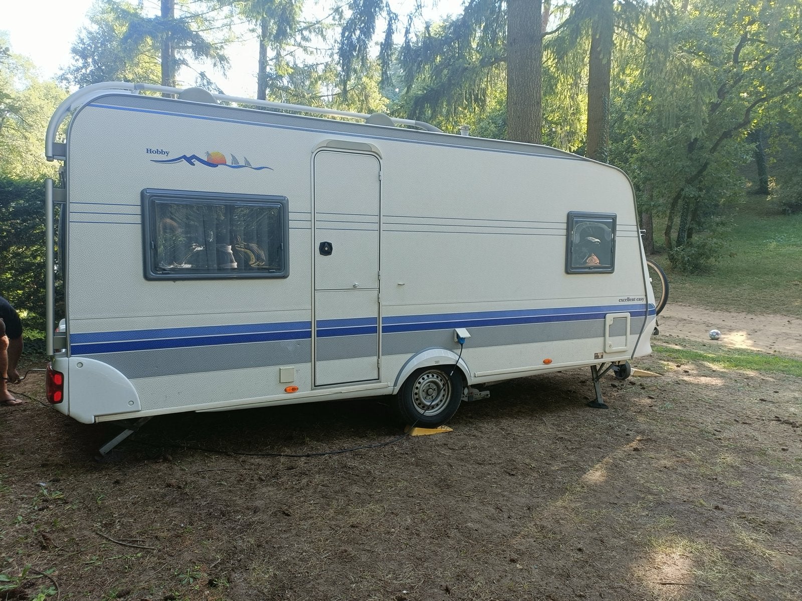 Hobby 495 UFE uit 2003 met mover, fietsenrek en Isabellatent, Rondzit, Hobby, Frans bed, Particulier