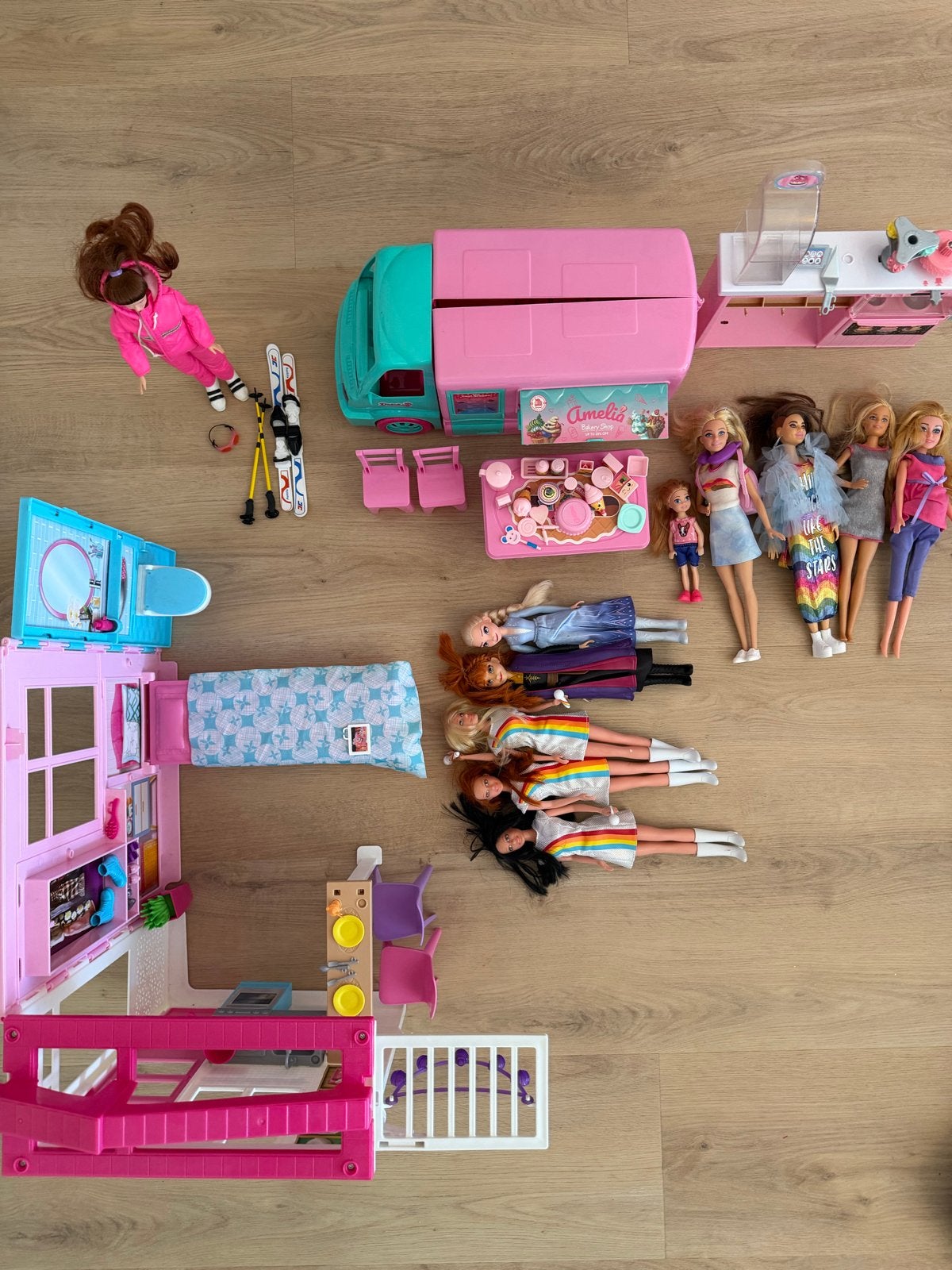 Grote Barbie set met huis, camper, foodtruck en poppen, Ophalen of Verzenden, Gebruikt, Barbie