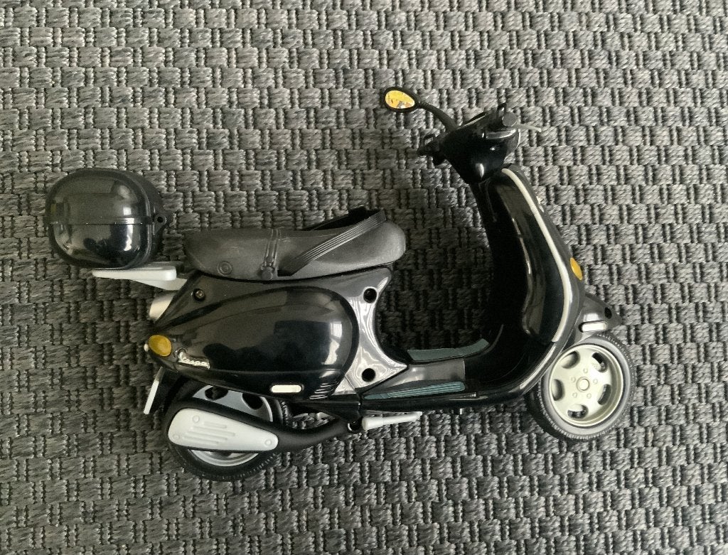 2002 Mattel Barbie My Scene Vespa Scooter ( Madison ), Ophalen of Verzenden, Zo goed als nieuw, Pop