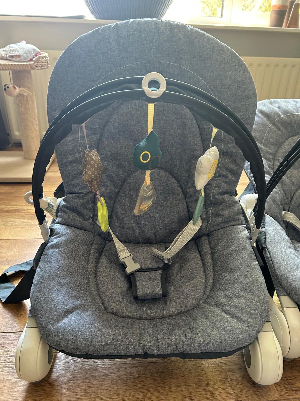 Chicco wipstoel – €15,- per stuk incl. speelboog, Ophalen, Gebruikt, Wipstoel, Met gordel(s) of riempje(s)