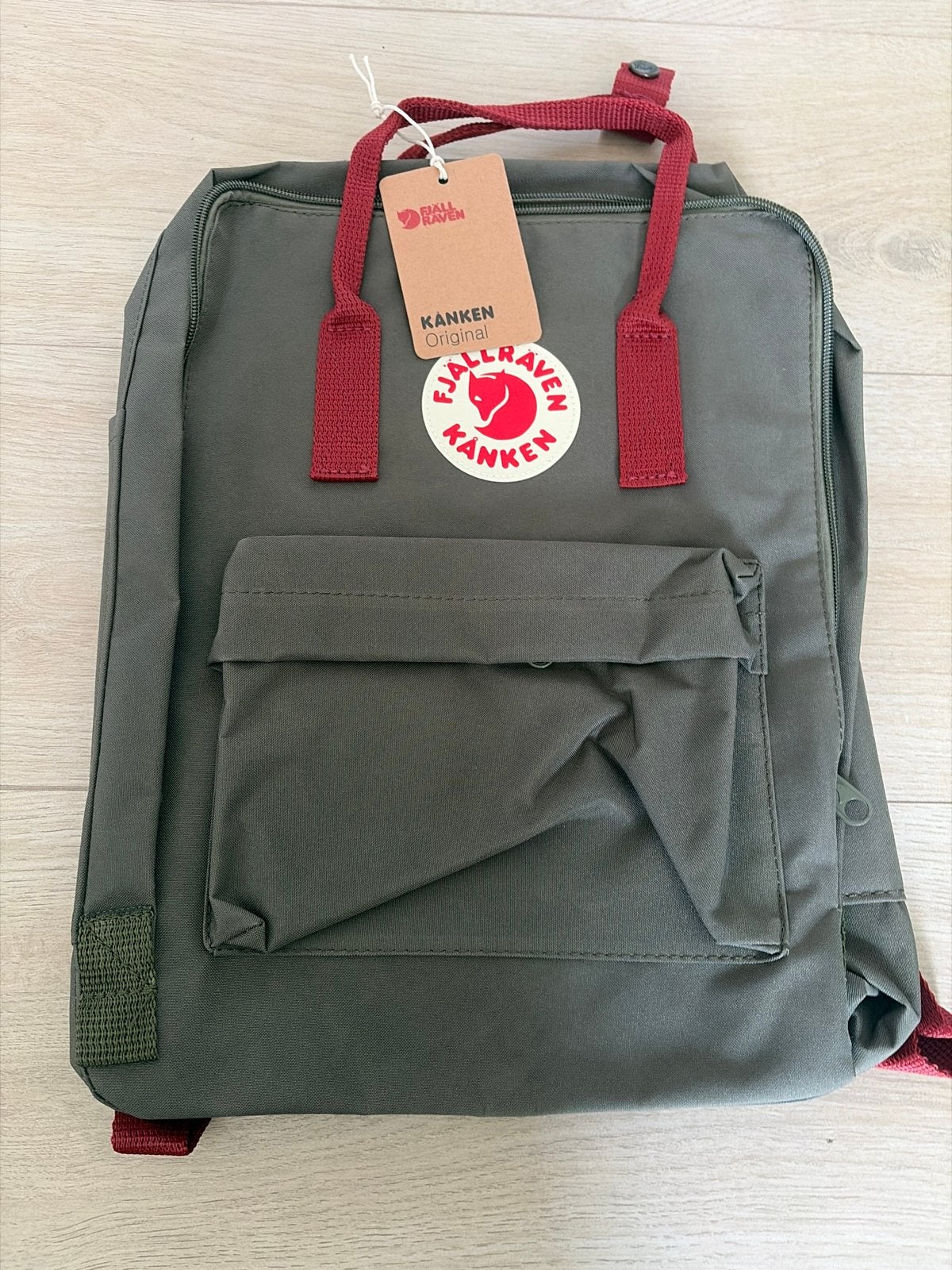 Fjällräven Kanken rugzak 16L - Army Green/Dark Red, Verzenden, Nieuw, 25 tot 40 cm, 30 tot 45 cm
