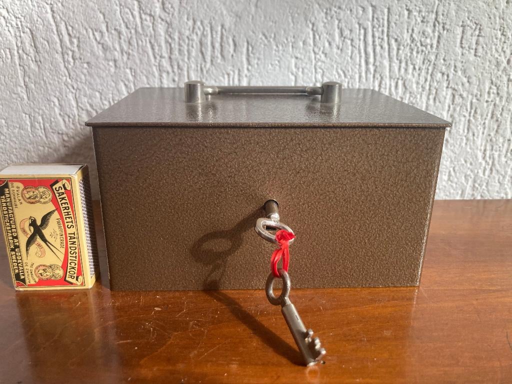 Safety stalen klein kistje geldkistje met slot & 2 sleutels, Huis en Inrichting, Woonaccessoires | Kisten, Minder dan 50 cm, Minder dan 50 cm