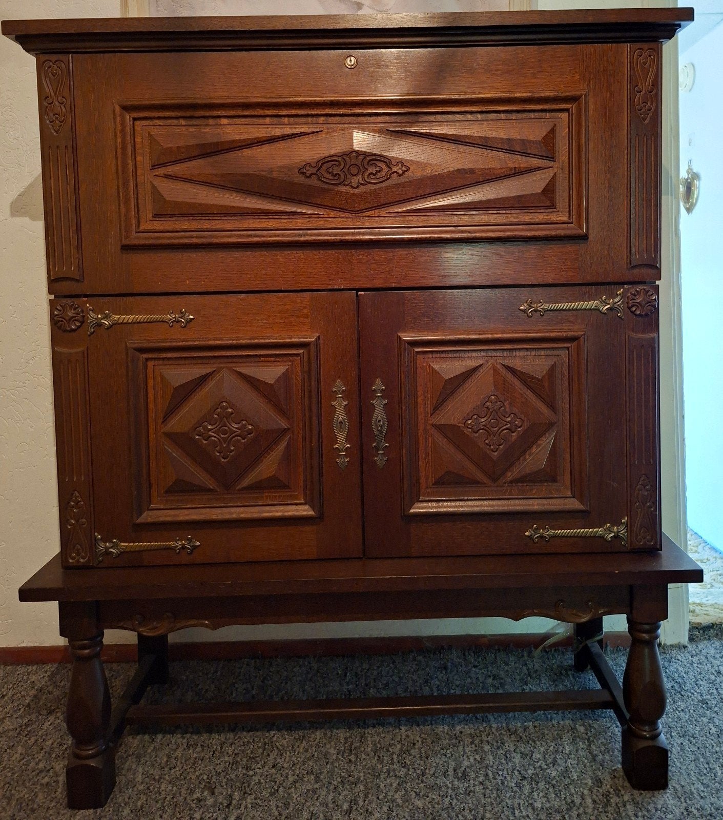 Antieke eiken secretaire , kast met mooi houtsnijwerk, Ophalen