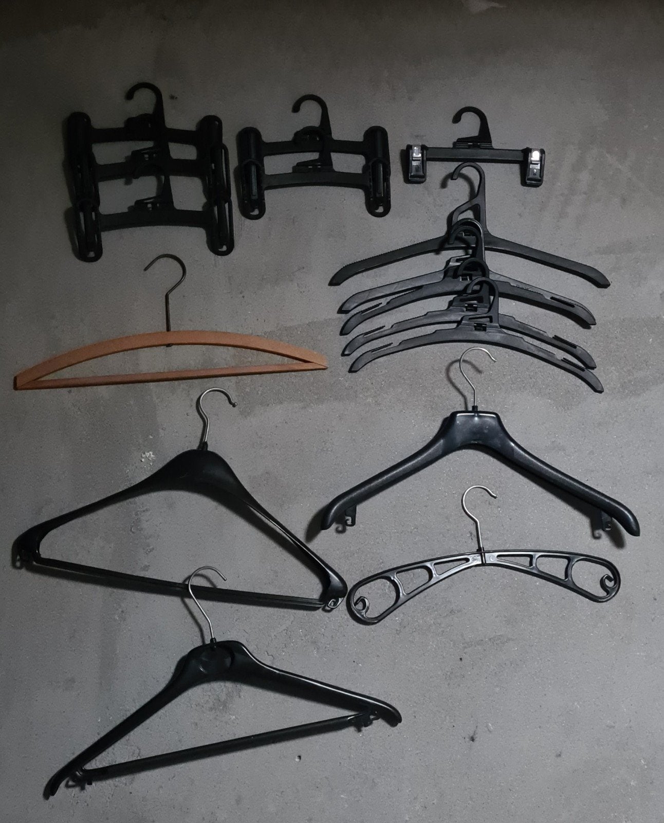 Diverse kledinghangers: plastic en 1 houten hanger, Ophalen of Verzenden, Gebruikt, Kunststof, Volwassenen