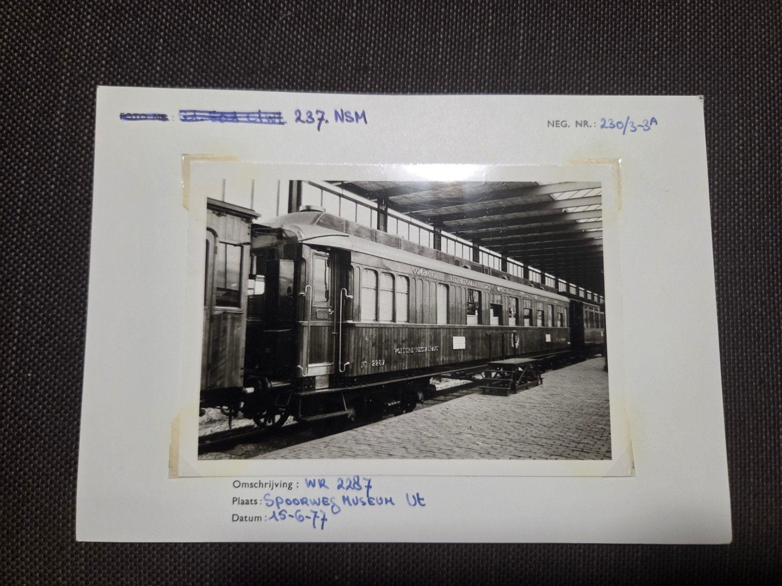 Zwart-wit foto van trein WR 2287 in Spoorwegmuseum, Ophalen of Verzenden