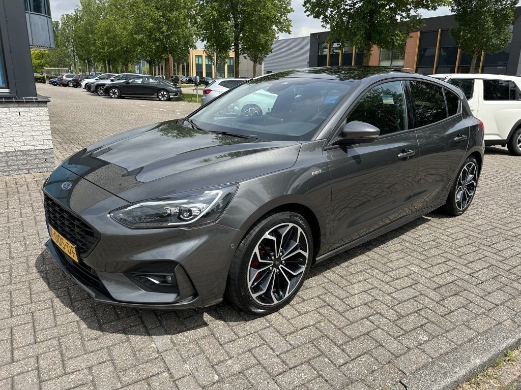 Ford Focus 1.5 EcoB. ST L. XBns 150PK DEALER PANO afn TRHK N, 1304 kg, Stof, Gebruikt, Euro 6