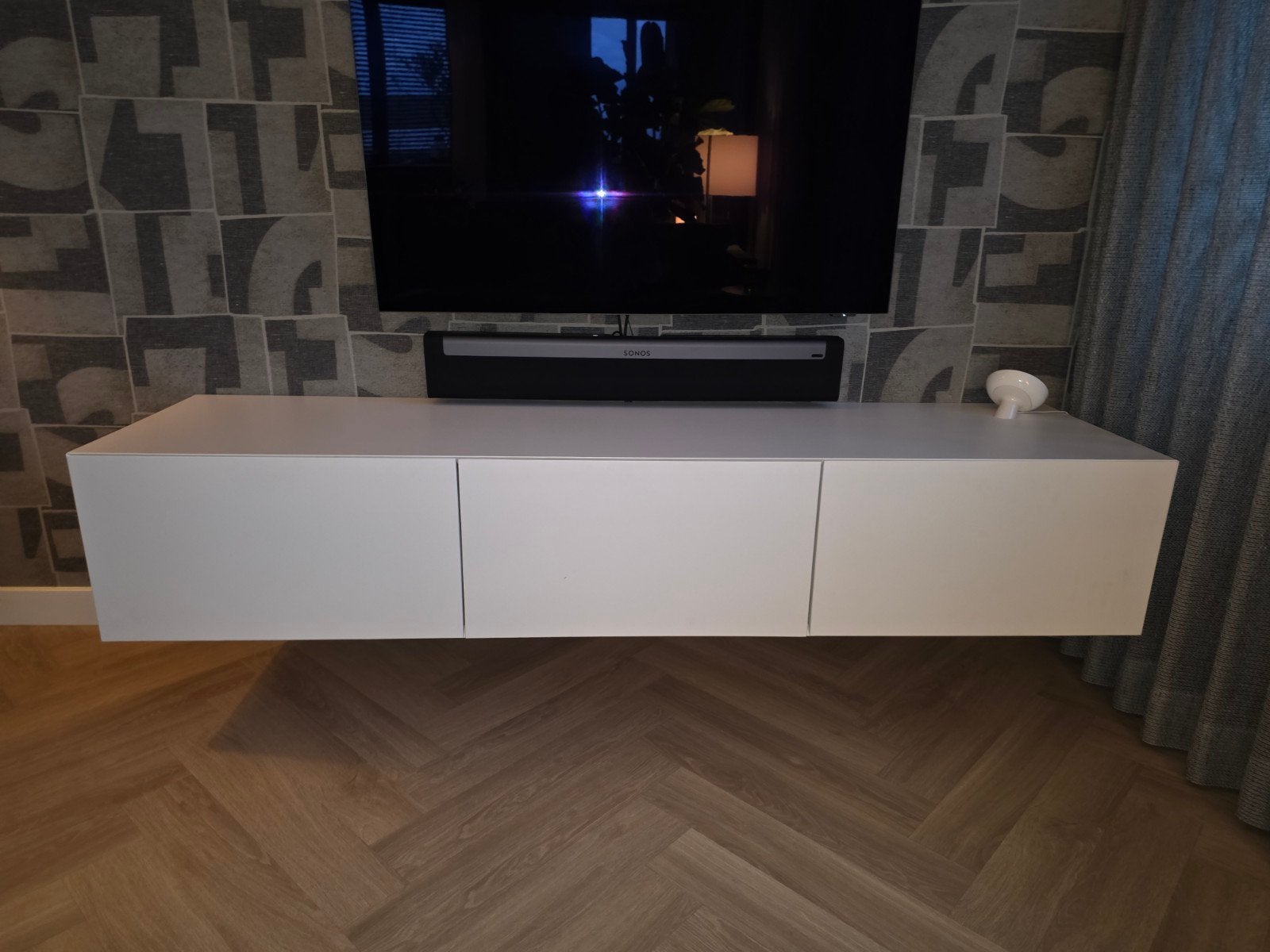 Luxe Zwevend TV-meubel Wit - 193x48x35 cm, Huis en Inrichting, Ophalen, 150 tot 200 cm, Zo goed als nieuw, Minder dan 100 cm