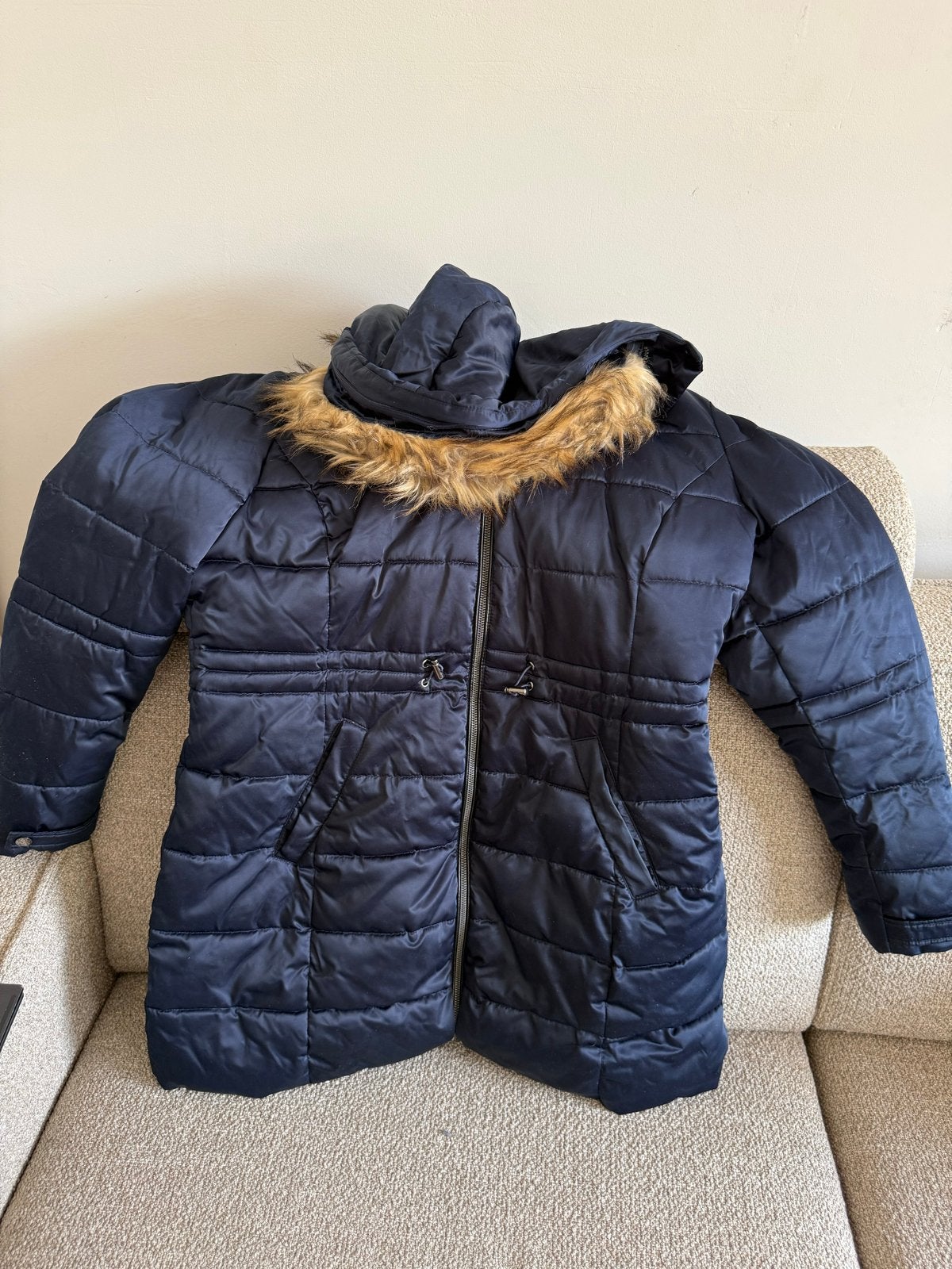 Donkerblauwe Manguun winterjas met bontkraag, Ophalen of Verzenden, Zo goed als nieuw, Maat 42/44 (L), Blauw