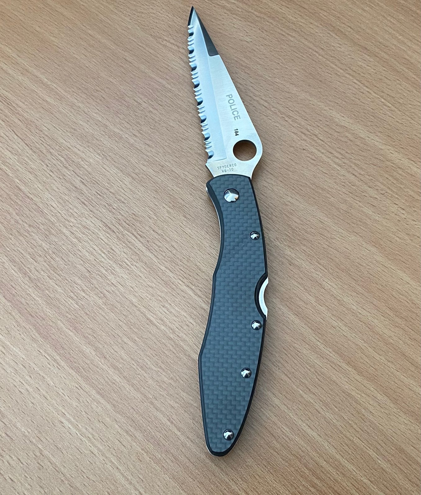 Zakmes Spyderco Police Carbon Serrated genummerd, Verzenden, Mes of Dolk