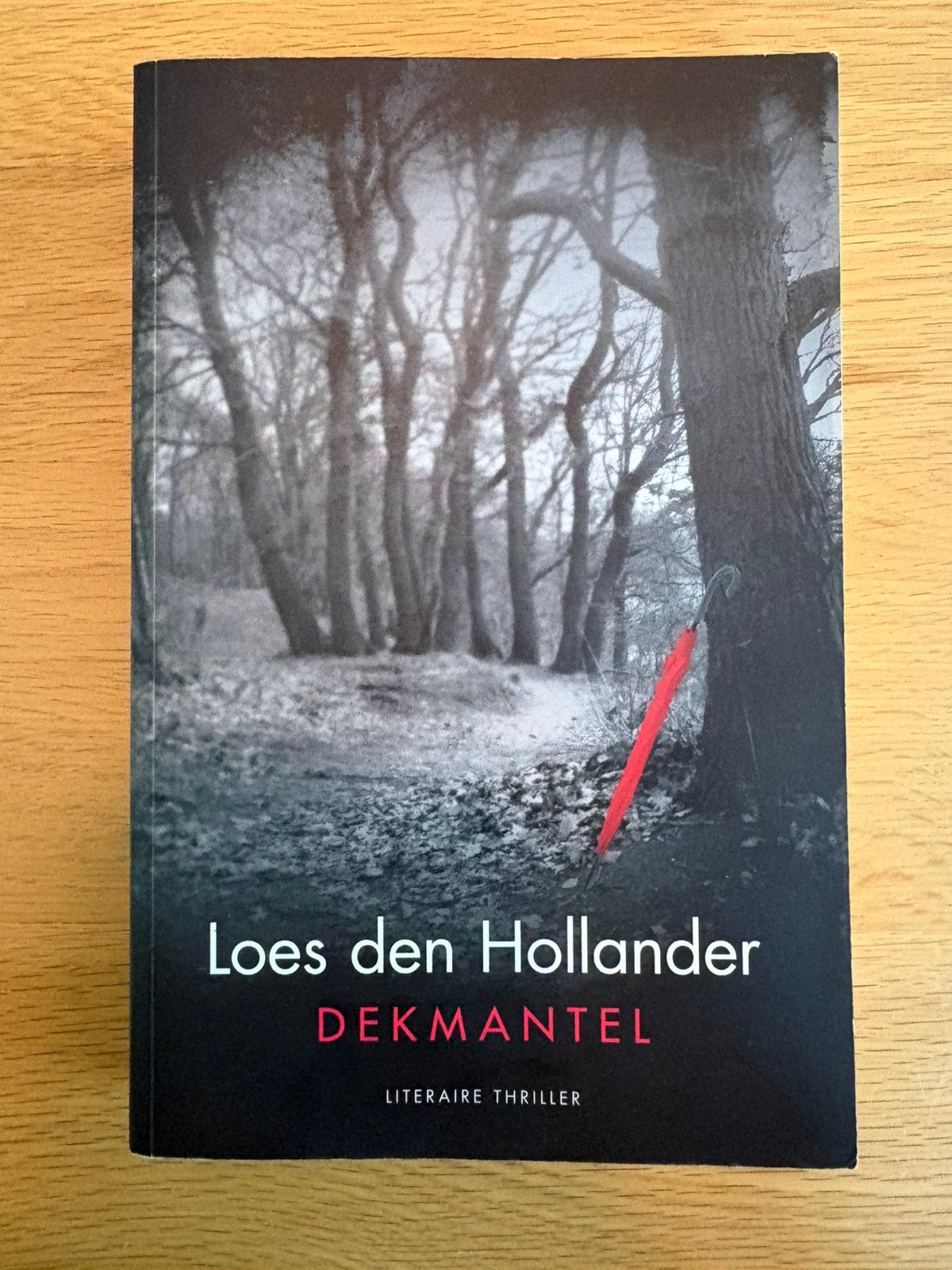 Loes den Hollander - Dekmantel, Ophalen of Verzenden, Gelezen, Nederland