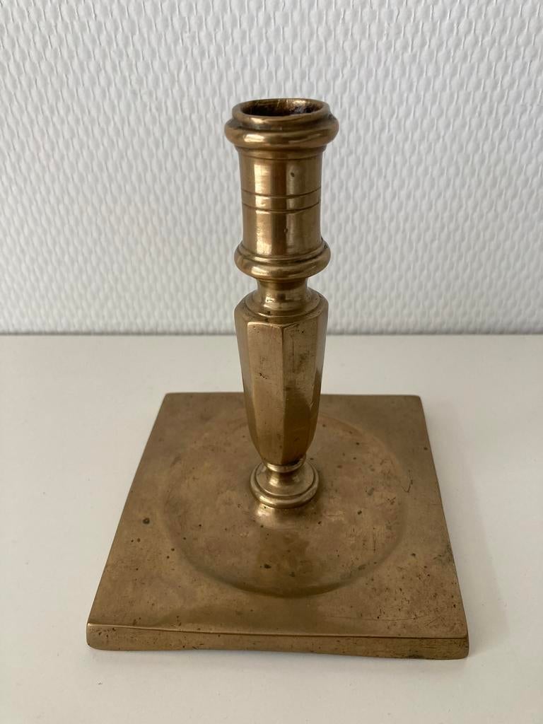 Kandelaar. 18e Eeuw. Brons. Gesigneerd. Hoogte 15 cm. Gaaf., Verzenden, Koper of Brons